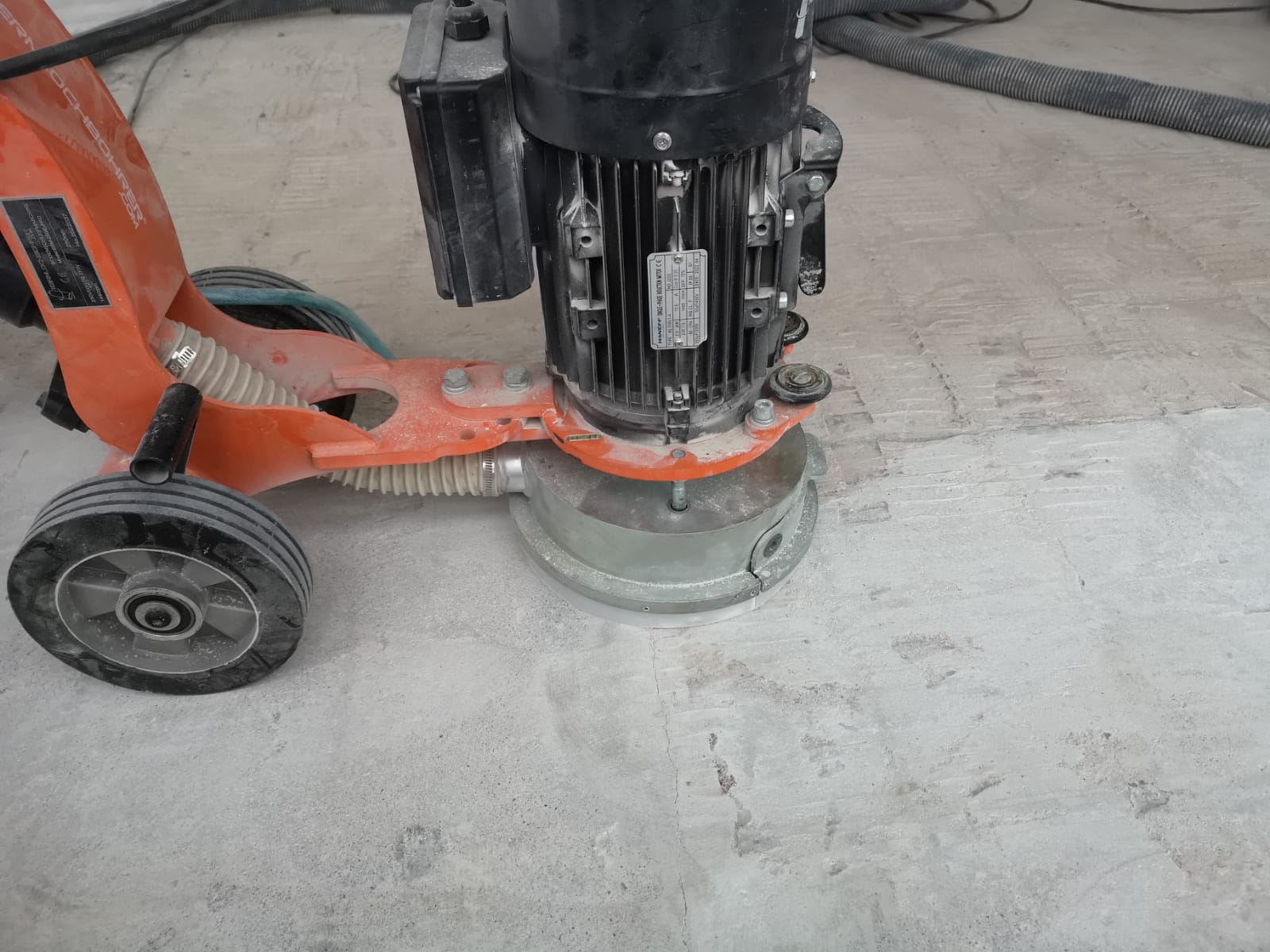 Fußbodenheizung - Estrich fräsen